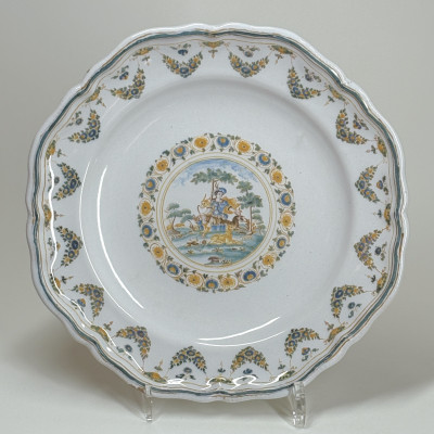 Assiette en faïence de Moustiers à décor mythologique - XVIIIe siècle - VENDU