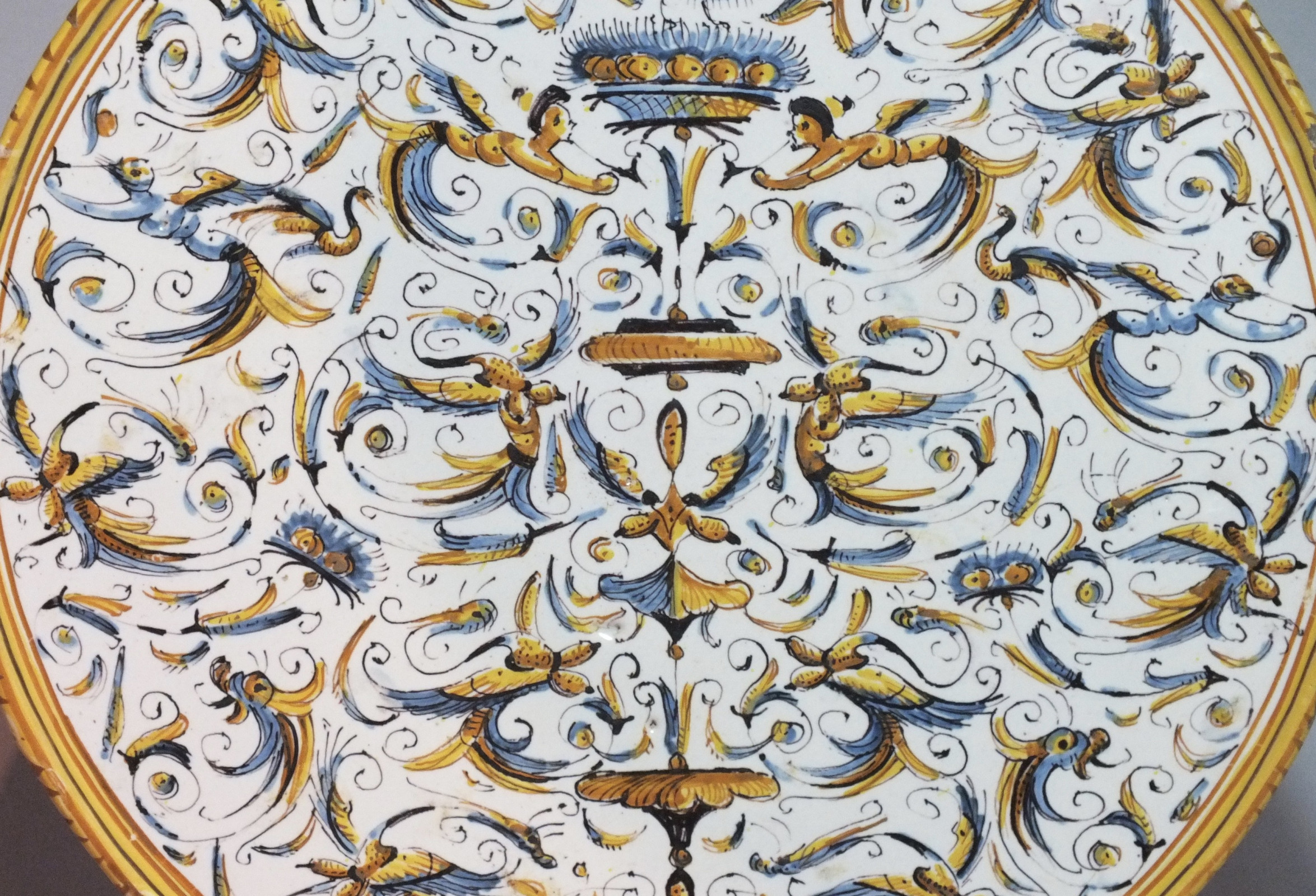 Italie - Rome - plat à décor de grotesques - XVIIe Siècle