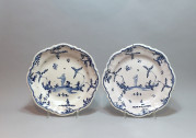 Grenoble - Paire d'assiettes à décor aux Chinois - XVIIIe siècle.