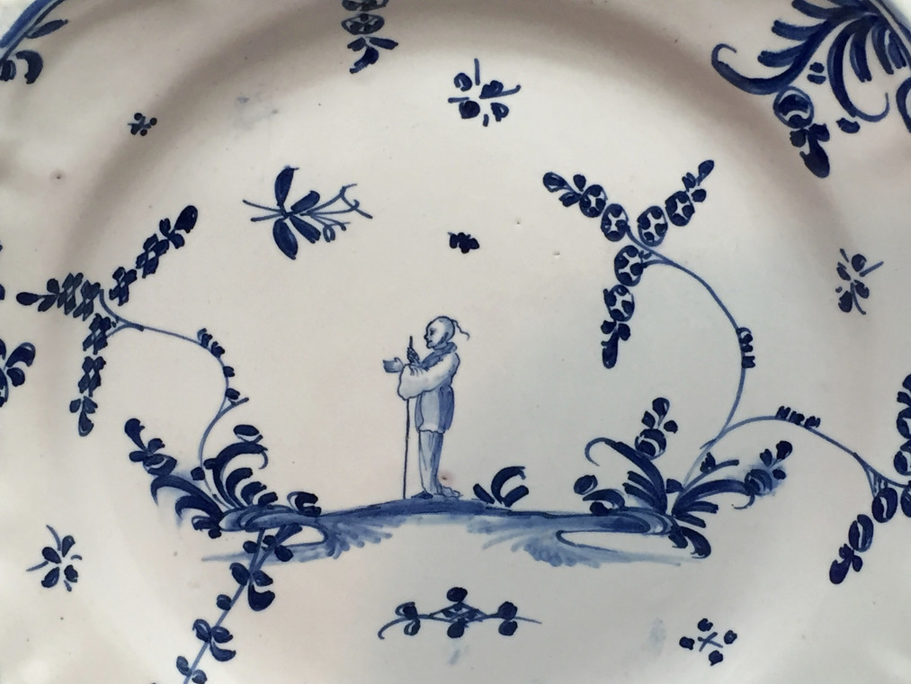 Grenoble - Paire d'assiettes à décor aux Chinois - XVIIIe siècle.