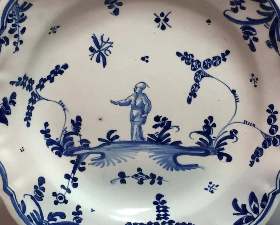 Grenoble - Paire d'assiettes à décor aux Chinois - XVIIIe siècle.