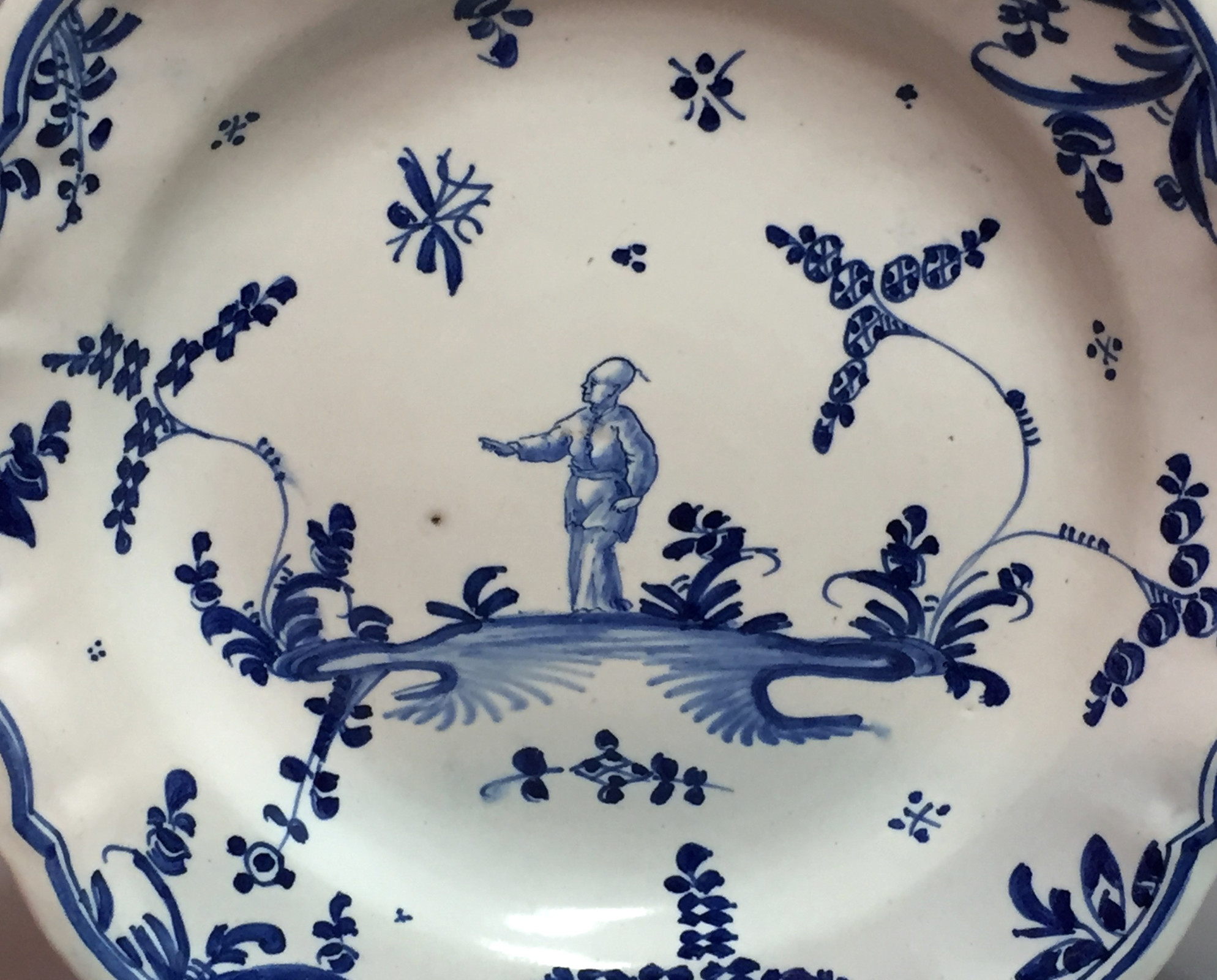 Grenoble - Paire d'assiettes à décor aux Chinois - XVIIIe siècle.