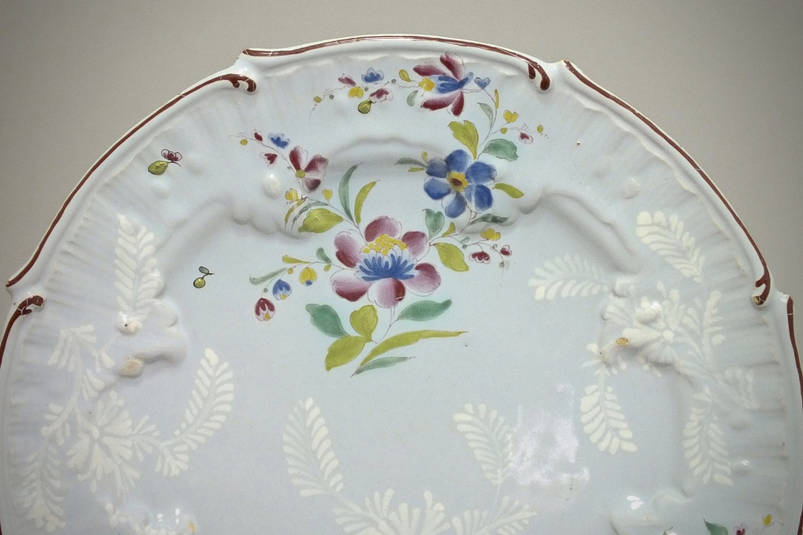 Saint-Amand-les-Eaux - Plat aux fleurs des Indes - XVIIIe Siècle