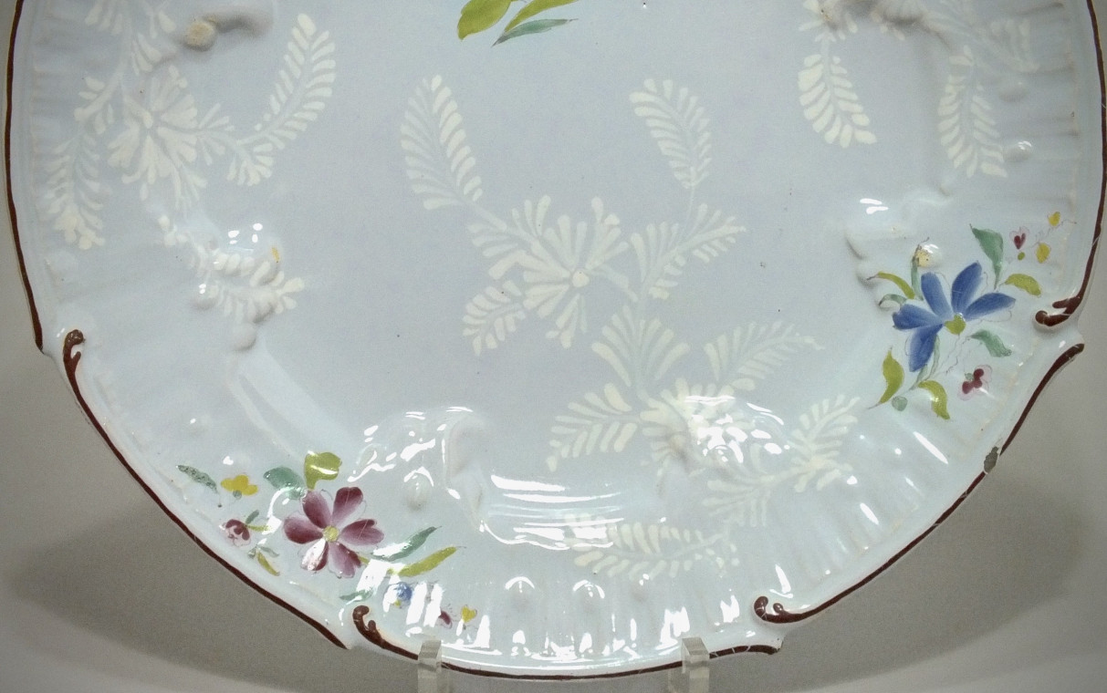 Saint-Amand-les-Eaux - Plat aux fleurs des Indes - XVIIIe Siècle