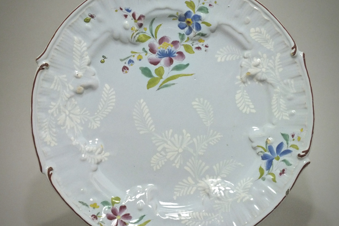 Saint-Amand-les-Eaux - Plat aux fleurs des Indes - XVIIIe Siècle