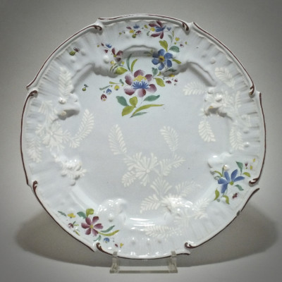 Saint-Amand-les-Eaux - Plat aux fleurs des Indes - XVIIIe Siècle