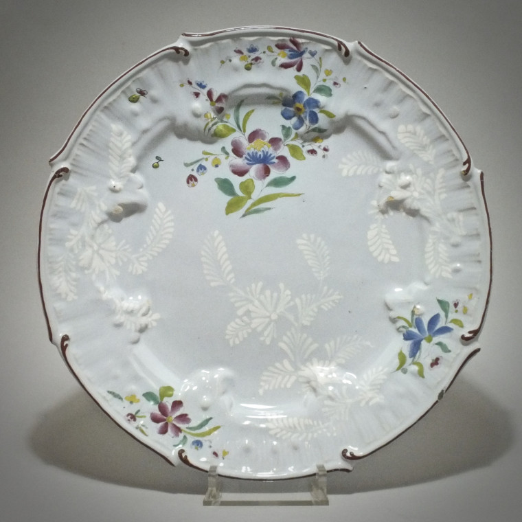 Saint-Amand-les-Eaux - Plat aux fleurs des Indes - XVIIIe Siècle