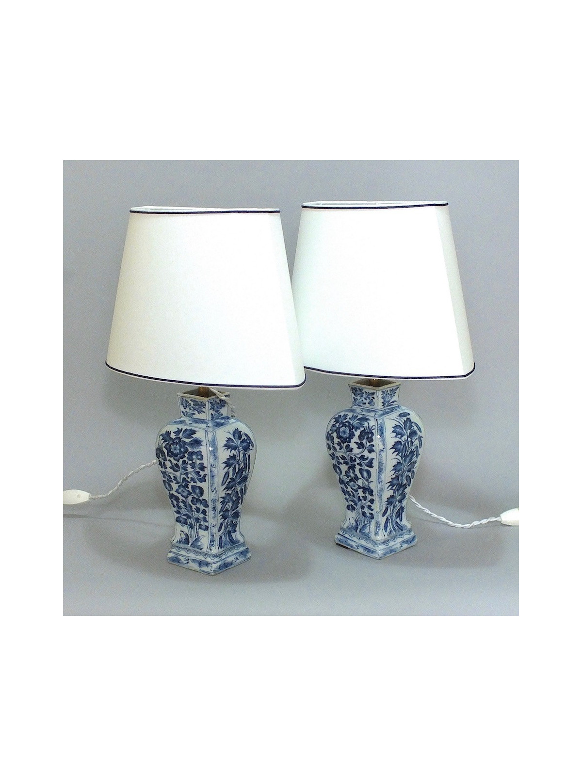 Chine - Paire de vases en porcelaine montés en lampe - Époque Kang'xi
