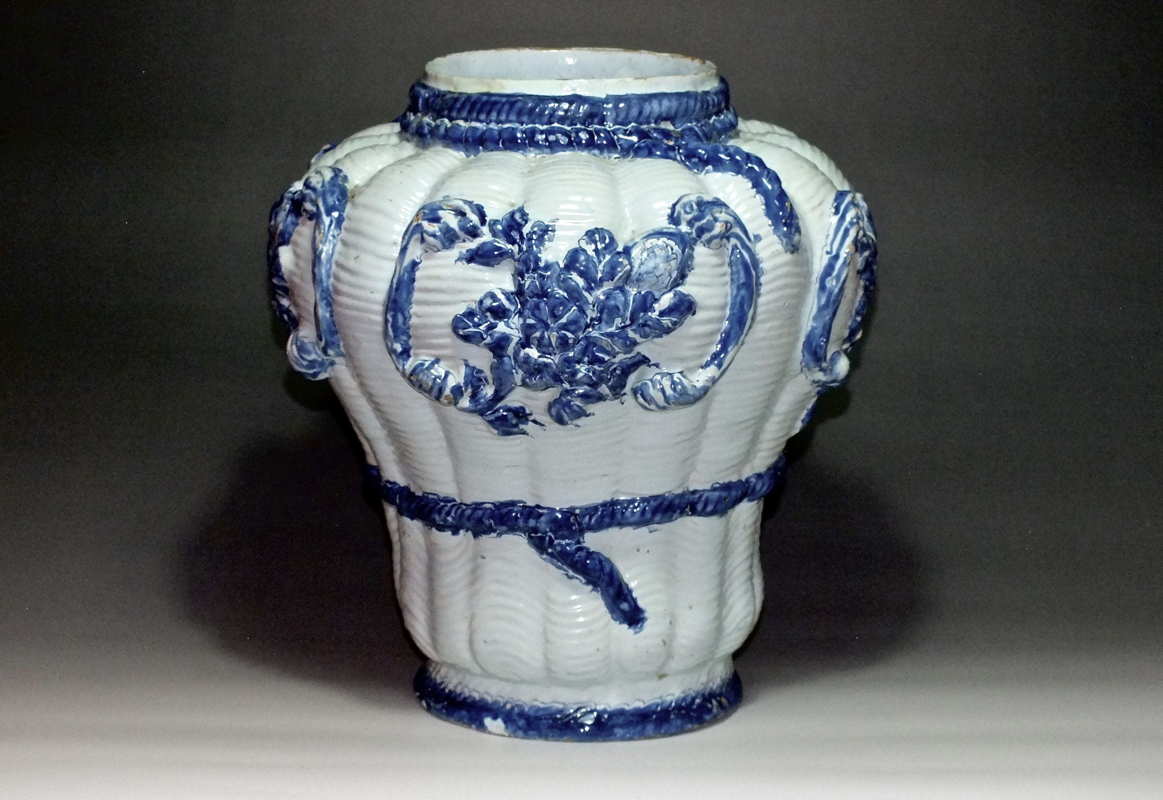 Nevers - Vase en faïence décor de "vannerie" - XVIIe siècle