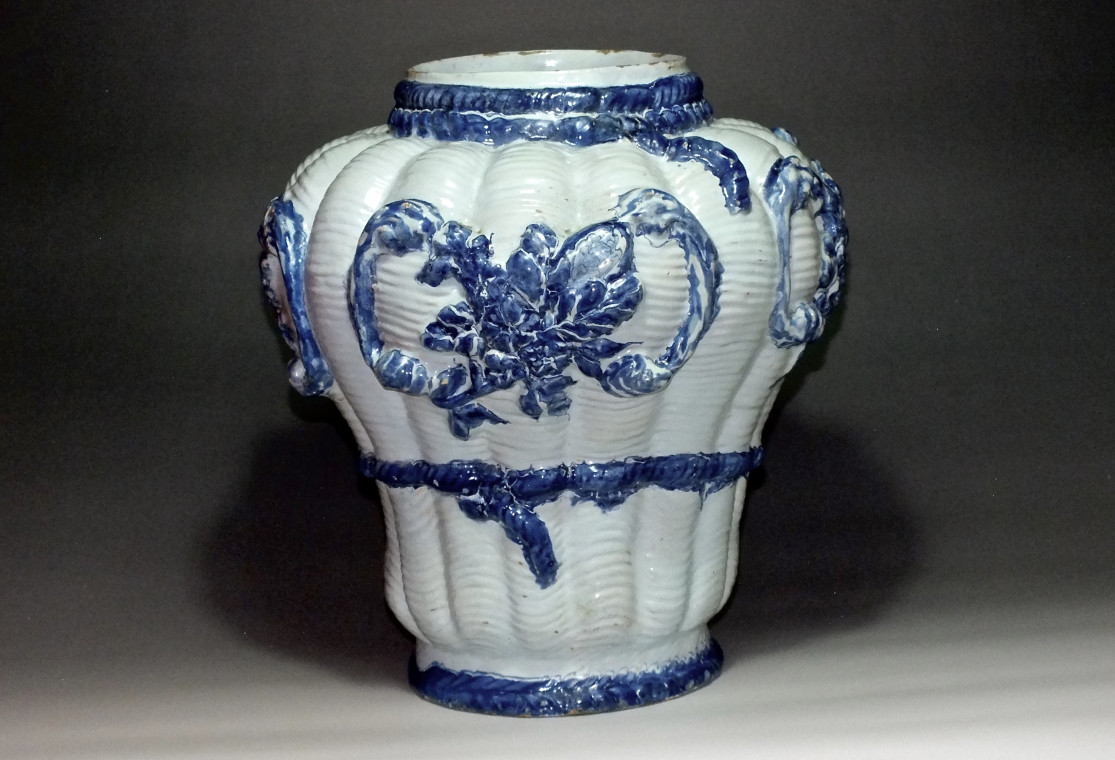 Nevers - Vase en faïence décor de "vannerie" - XVIIe siècle