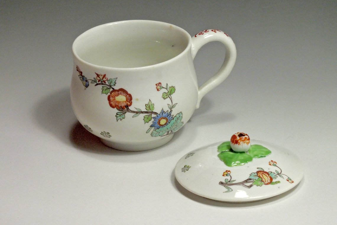 Chantilly - Pot à jus à décor Kakiemon - XVIIIe siècle (2)