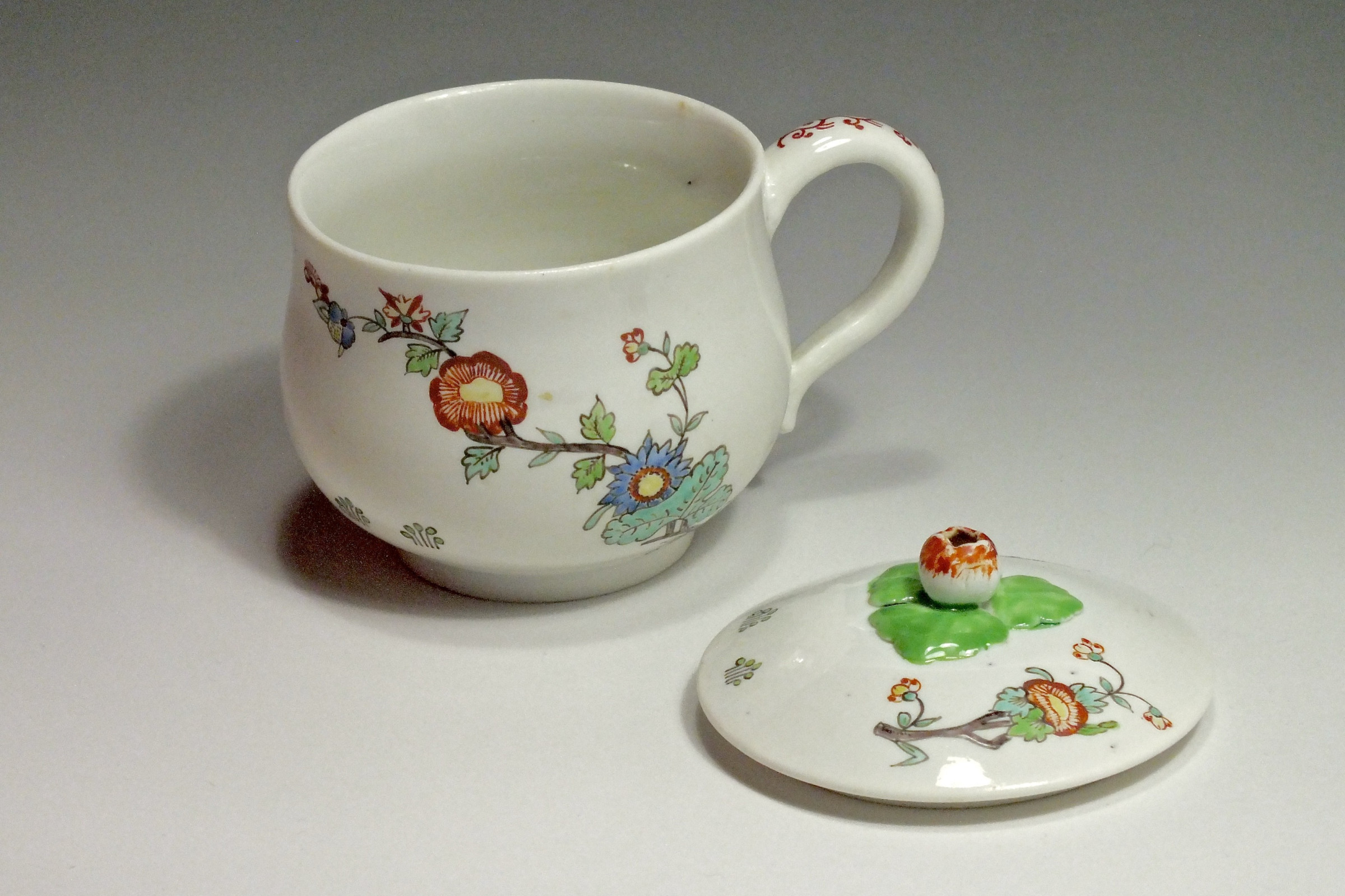 Chantilly - Pot à jus à décor Kakiemon - XVIIIe siècle (2)