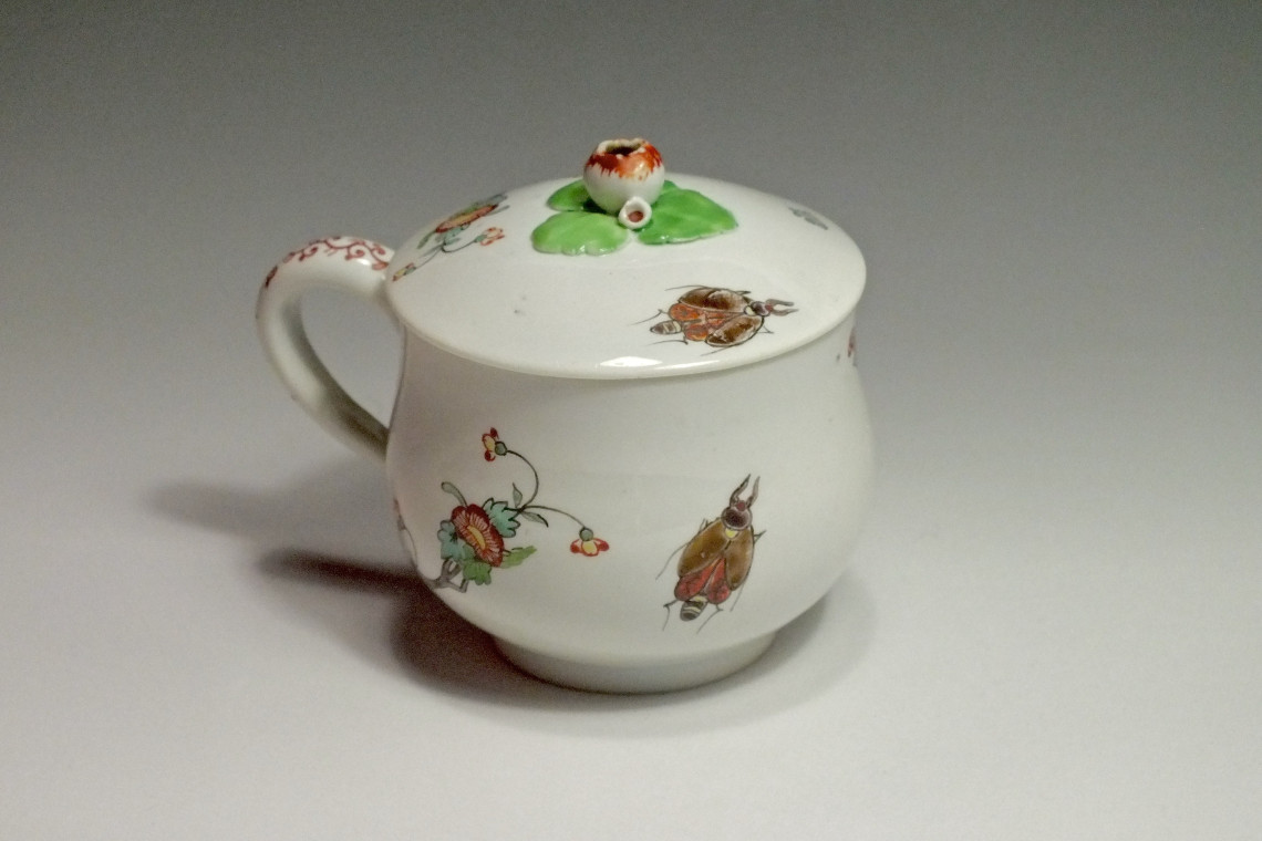 Chantilly - Pot à jus à décor Kakiemon - XVIIIe siècle (2)