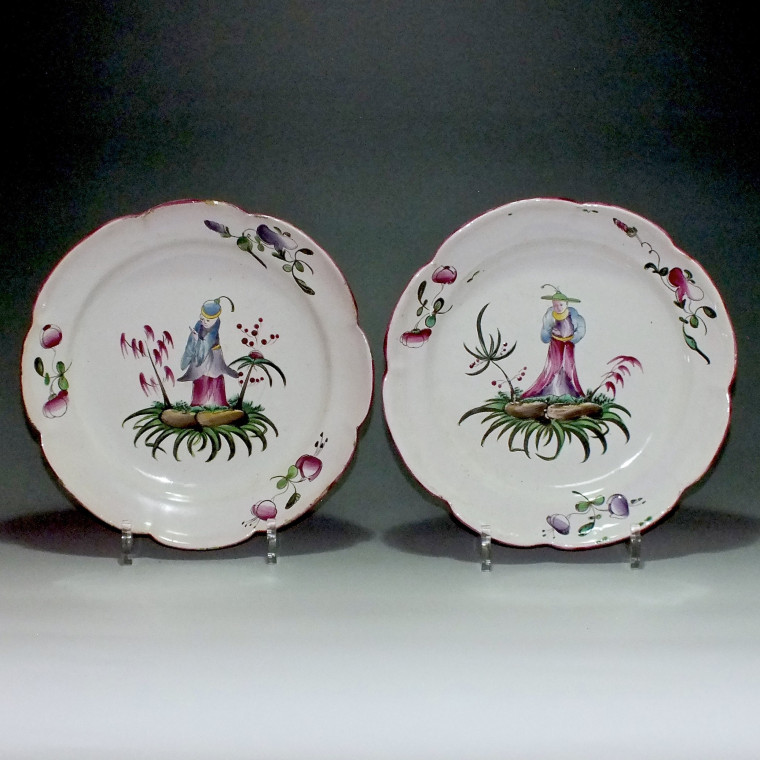 Aprey - Paire d'assiettes en faïence à décor aux chinois - XVIIIe siècle