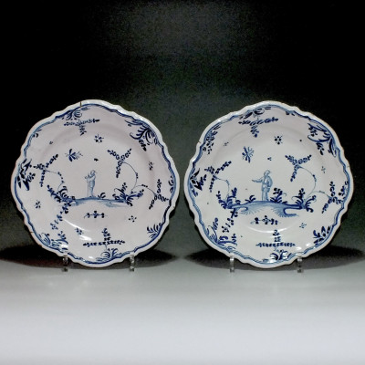 Grenoble - Paire d'assiettes à décor aux Chinois - XVIIIe siècle.
