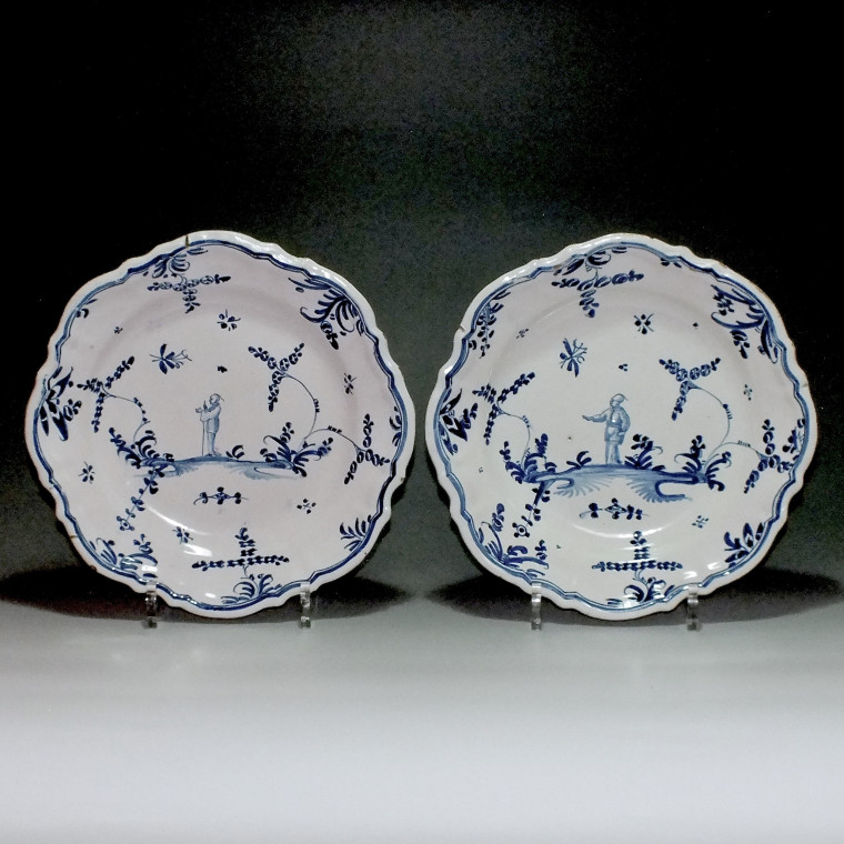 Grenoble - Paire d'assiettes à décor aux Chinois - XVIIIe siècle.