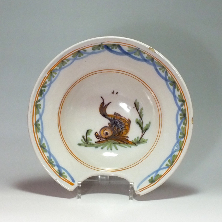 Roanne - Plat à barbe - décor d'un dauphin - XVIIIe siècle