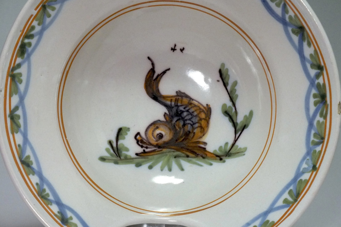 Roanne - Plat à barbe - décor d'un dauphin - XVIIIe siècle