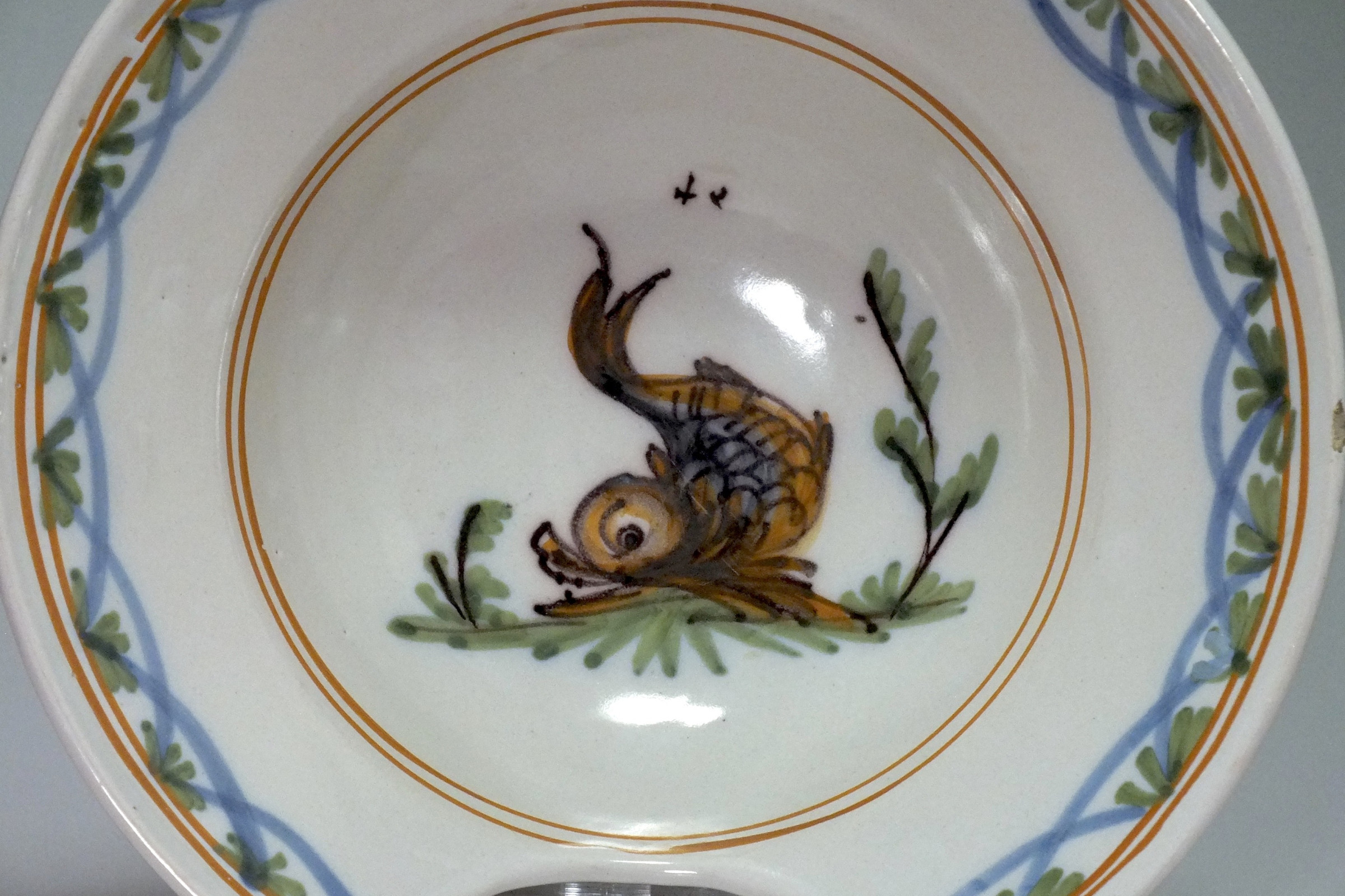 Roanne - Plat à barbe - décor d'un dauphin - XVIIIe siècle