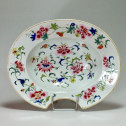 COMPAGNIE DES INDES - Plat à barbe - Famille rose - Époque QIANLONG (1736-1795)