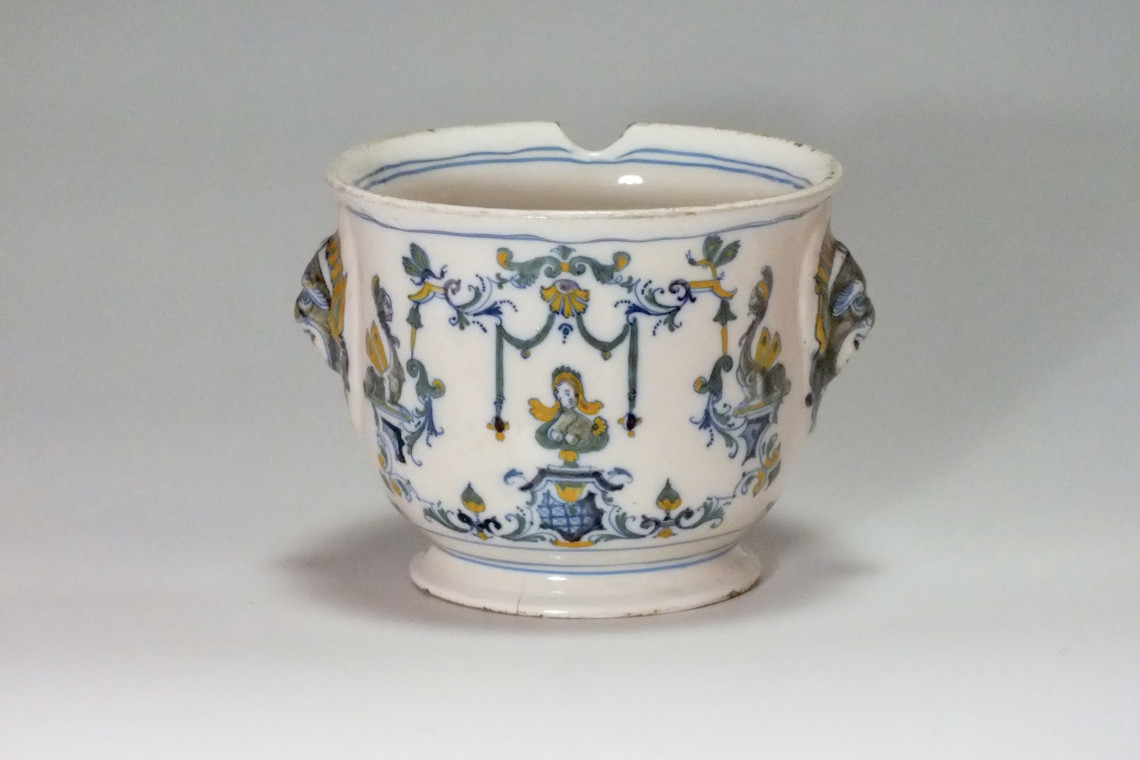 Moustiers - Rare rafraîchissoir à verre à décor Bérain polychrome - XVIIIe siècle