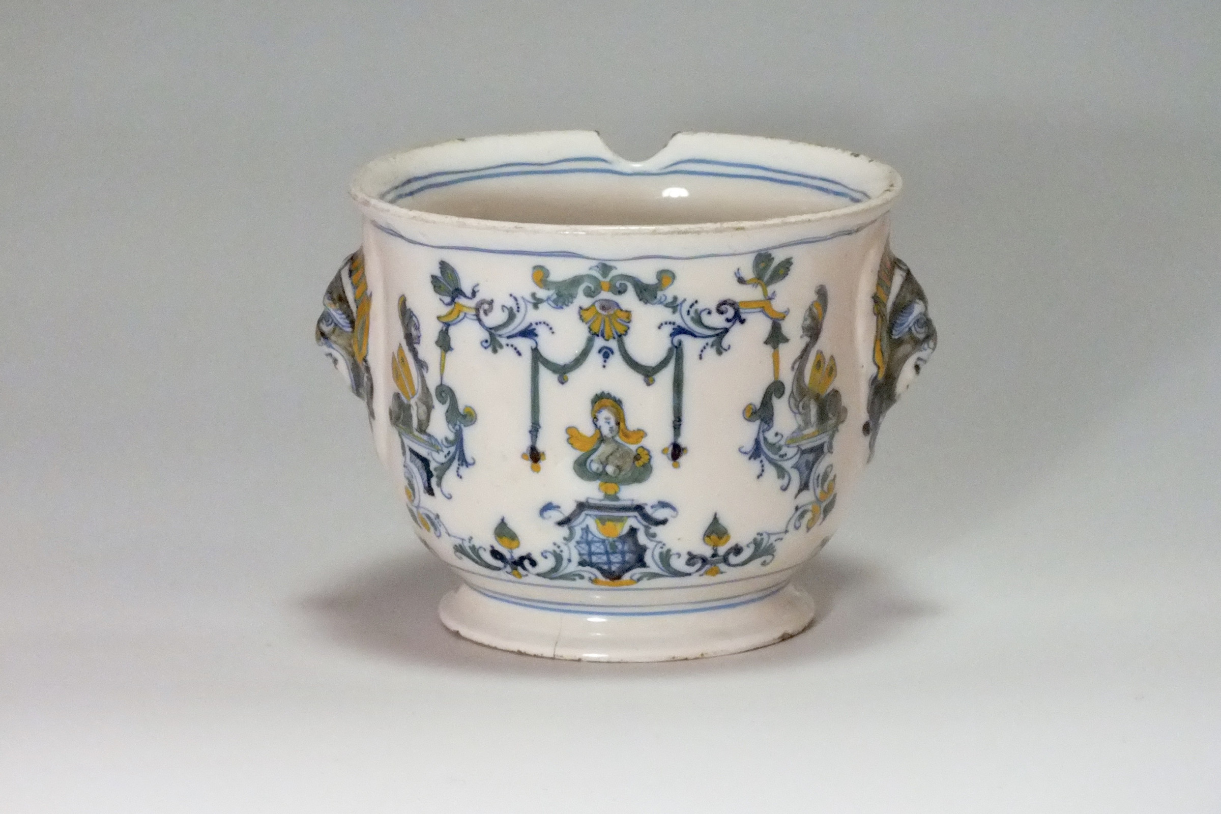 Moustiers - Rare rafraîchissoir à verre à décor Bérain polychrome - XVIIIe siècle