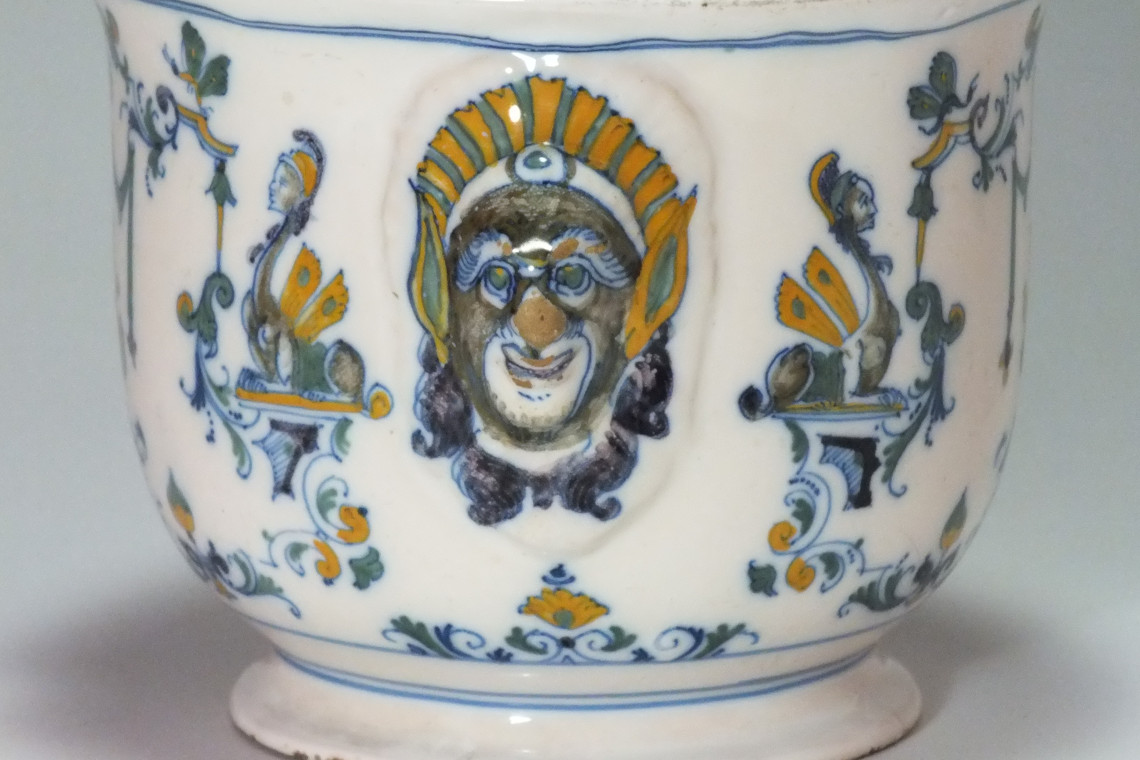 Moustiers - Rare rafraîchissoir à verre à décor Bérain polychrome - XVIIIe siècle