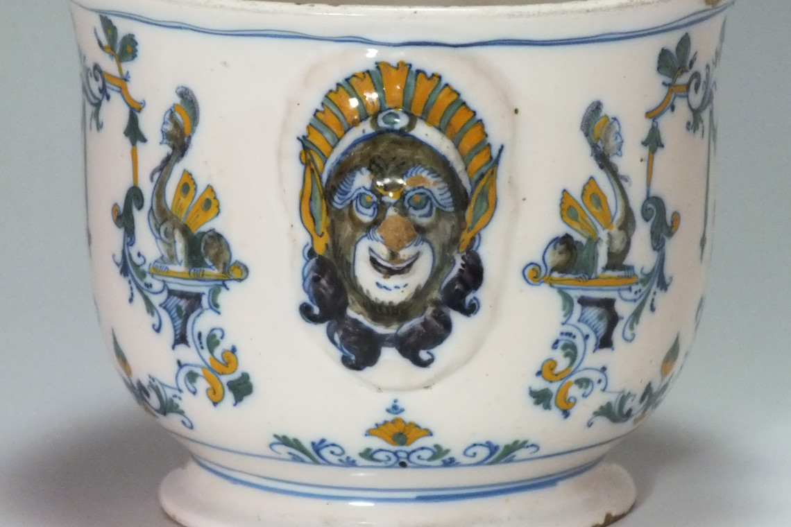 Moustiers - Rare rafraîchissoir à verre à décor Bérain polychrome - XVIIIe siècle