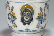 Moustiers - Rare rafraîchissoir à verre à décor Bérain polychrome - XVIIIe siècle