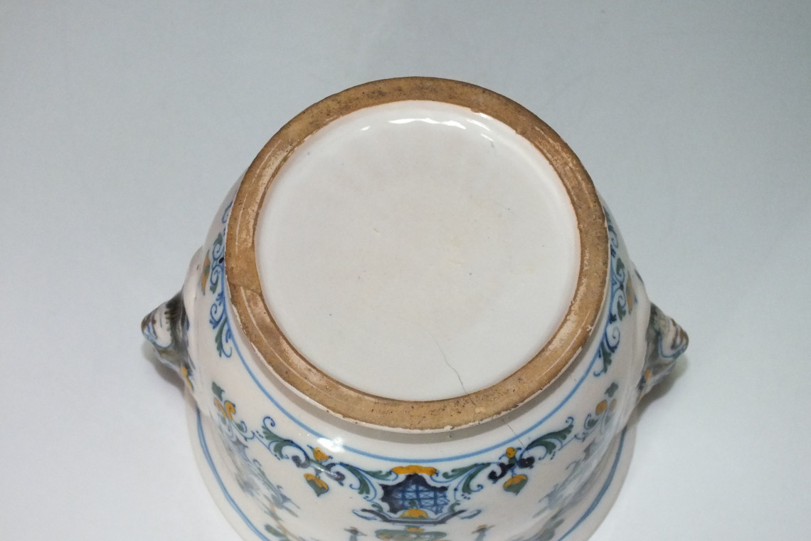Moustiers - Rare rafraîchissoir à verre à décor Bérain polychrome - XVIIIe siècle