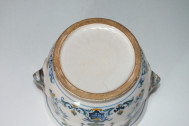 Moustiers - Rare rafraîchissoir à verre à décor Bérain polychrome - XVIIIe siècle
