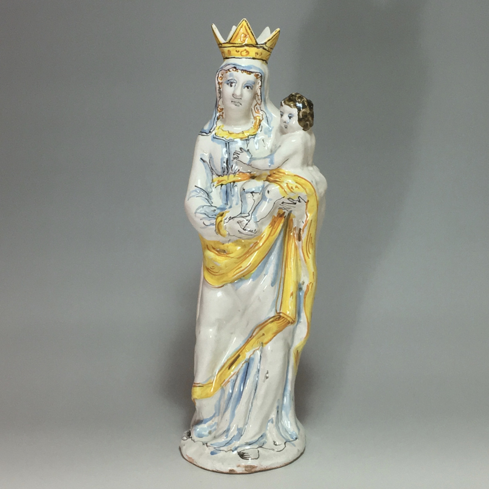 NEVERS - Vierge couronnée tenant l’Enfant Jésus, décor à compendiario - XVIIe siècle.