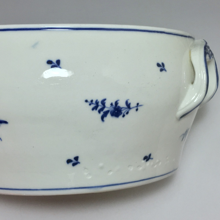 Arras - Terrine en porcelaine tendre, décor à la brindille - XVIIIe siècle