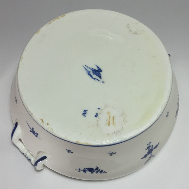 Arras - Terrine in soft porcelain, decoration with the twig - eighteenth century