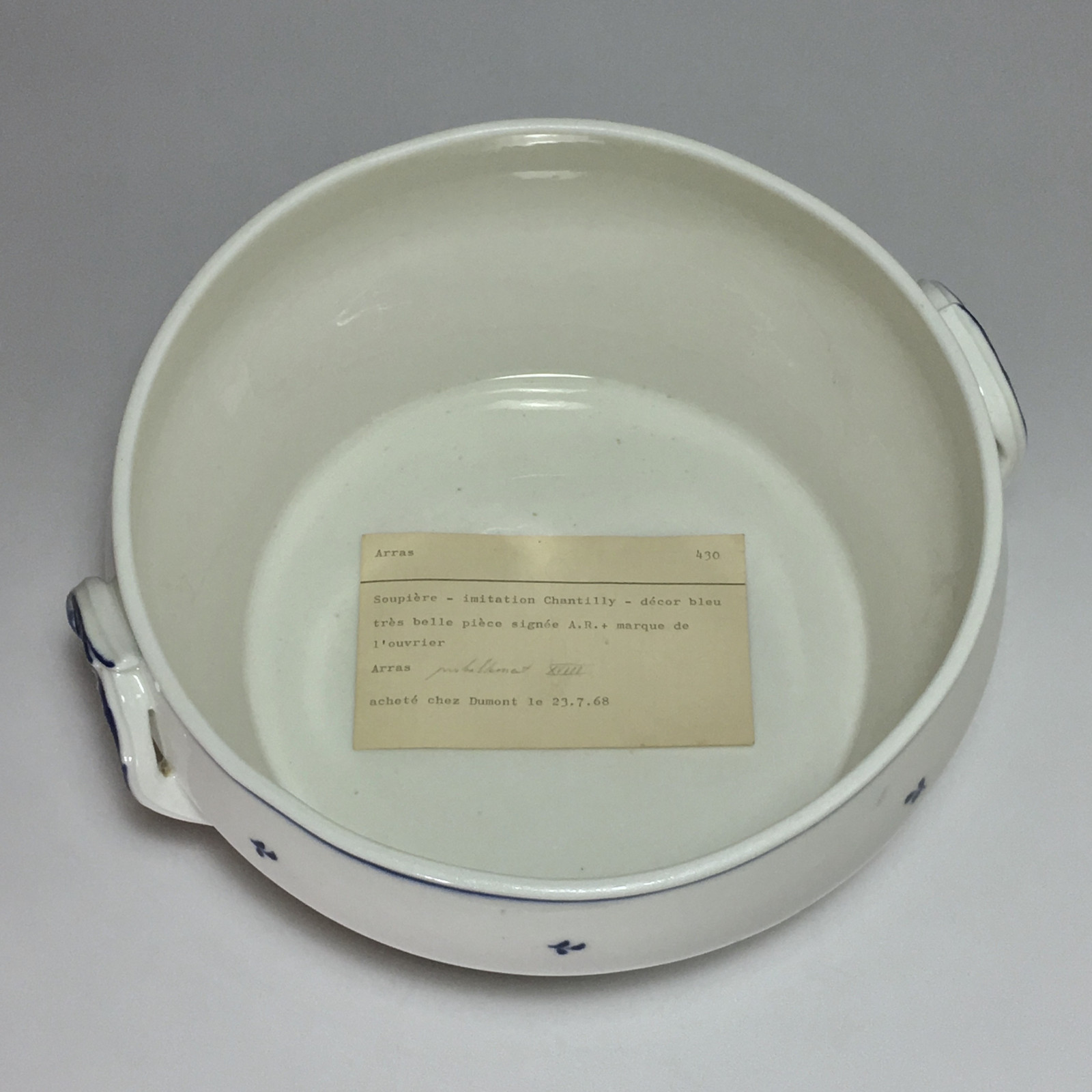Arras - Terrine en porcelaine tendre, décor à la brindille - XVIIIe siècle