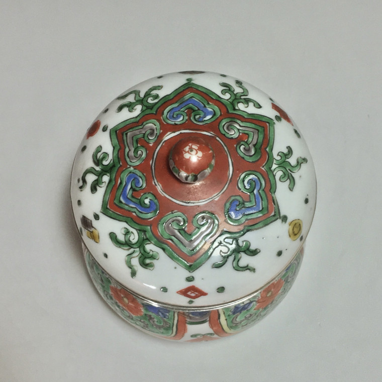 Chine – Pot couvert décor wucai - monté en argent – époque Kangxi (1772-1722)