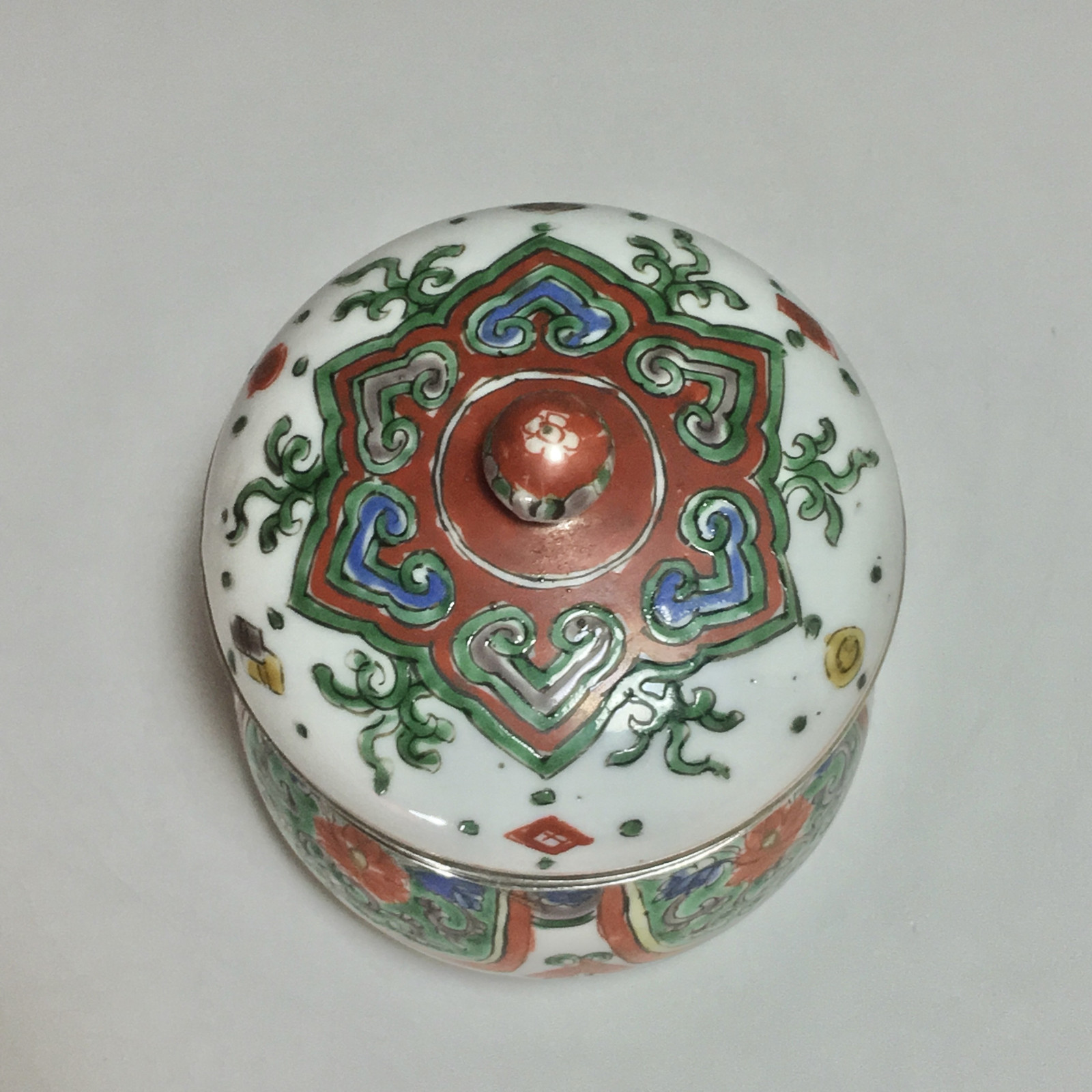 Chine – Pot couvert décor wucai - monté en argent – époque Kangxi (1772-1722)