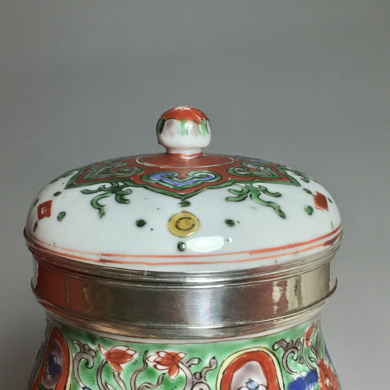 Chine – Pot couvert décor wucai - monté en argent – époque Kangxi (1772-1722)