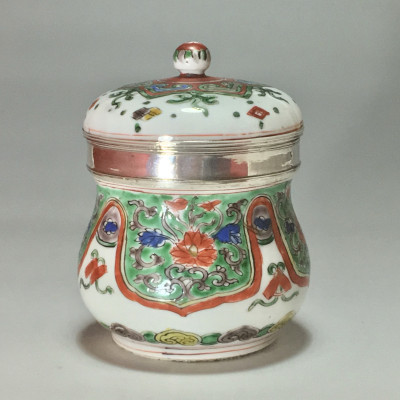 China - Covered pot wucai decoration - silver mounted - Kangxi period (1772-1722)