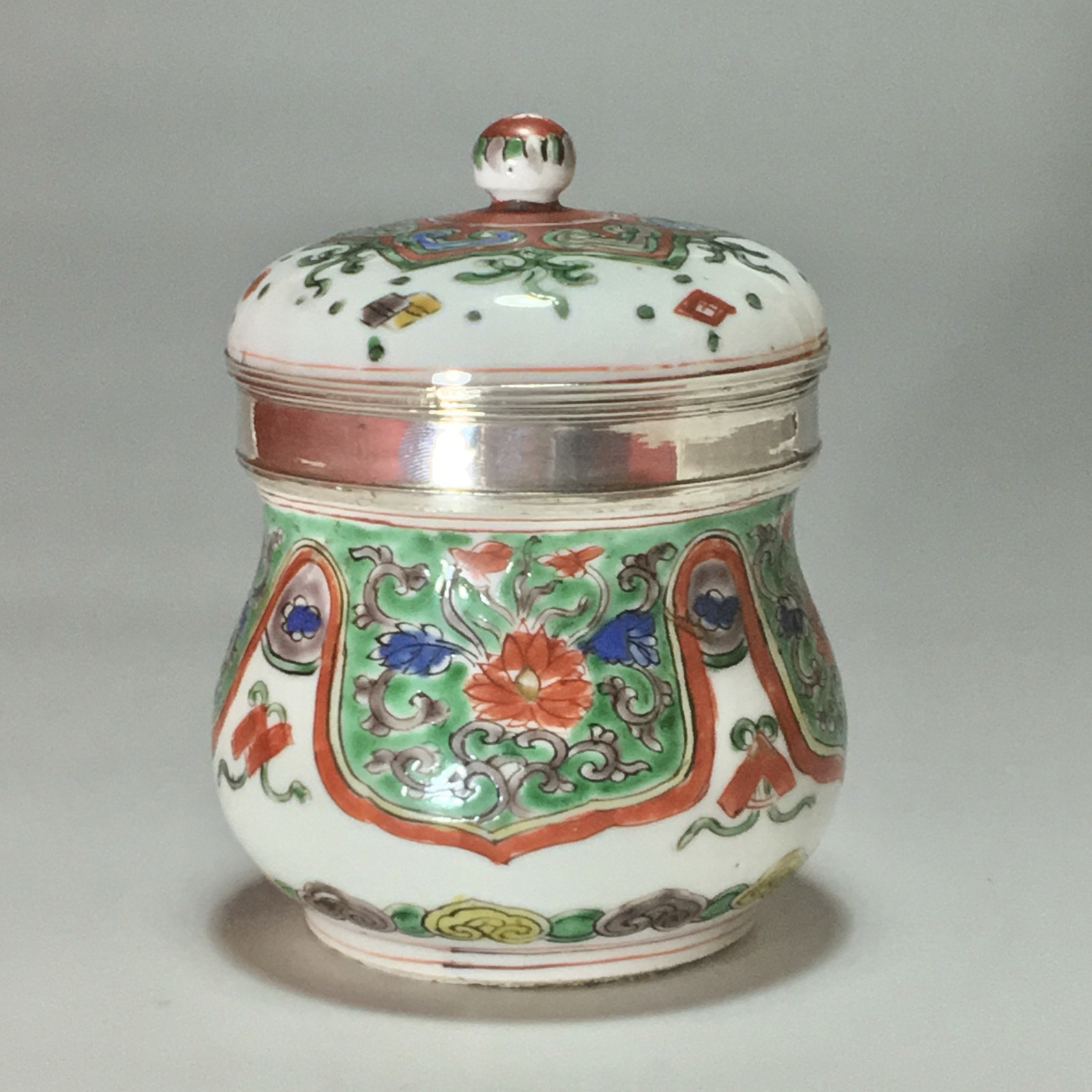 China - Covered pot wucai decoration - silver mounted - Kangxi period (1772-1722)