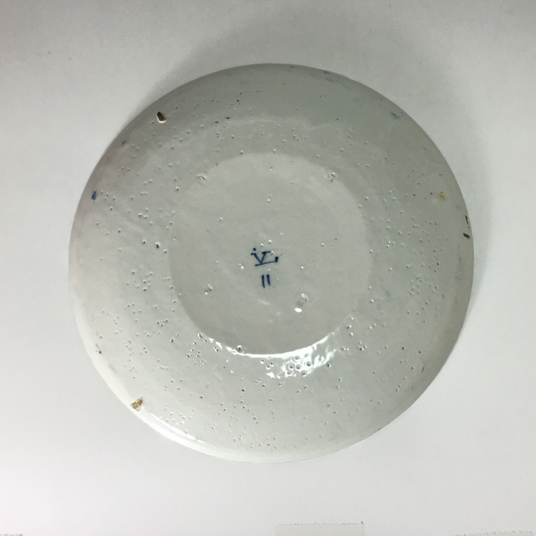 DELFT - Assiette dite " aux quatre coeurs " - Fin du XVIIe siècle