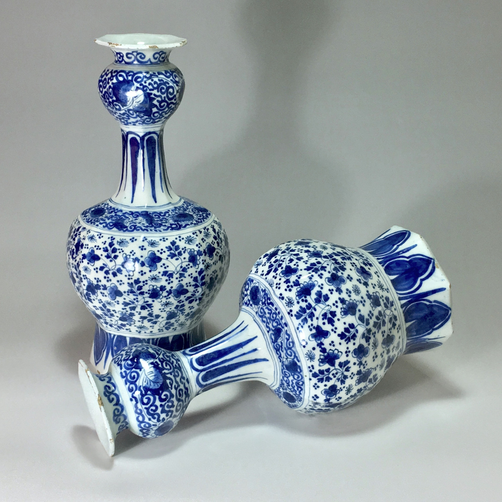 Delft - Paire de bouteilles - Fin du XVIIe siècle