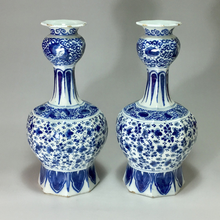 Delft - Paire de bouteilles - Fin du XVIIe siècle