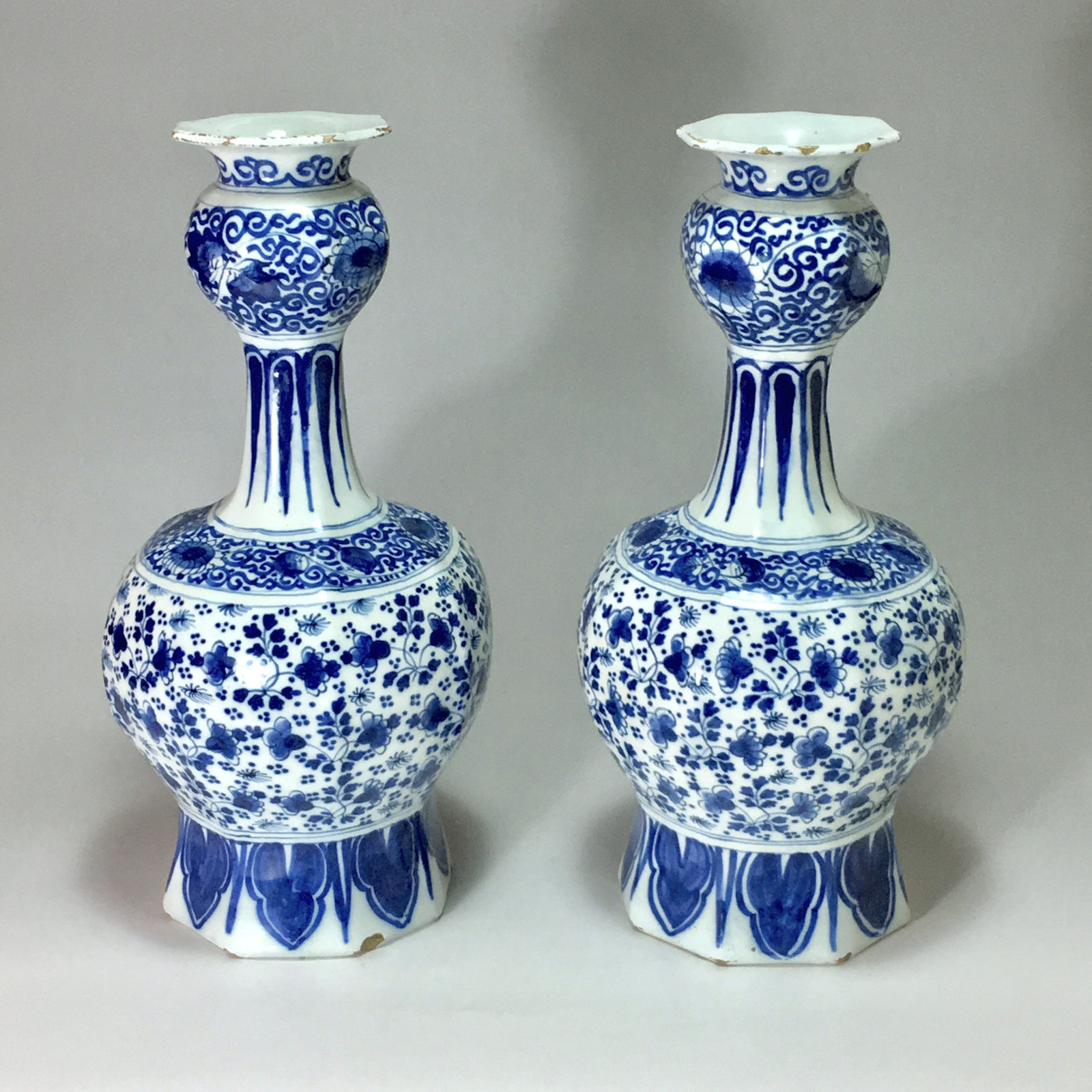 Delft - Paire de bouteilles - Fin du XVIIe siècle
