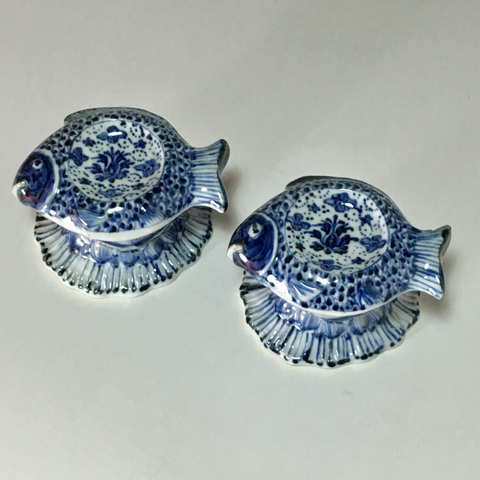 Chine - Paire de salerons figurant des poissons - Epoque Kangxi - VENDU