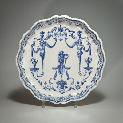 Lyon - Plat à décor Bérain - XVIIIe siècle