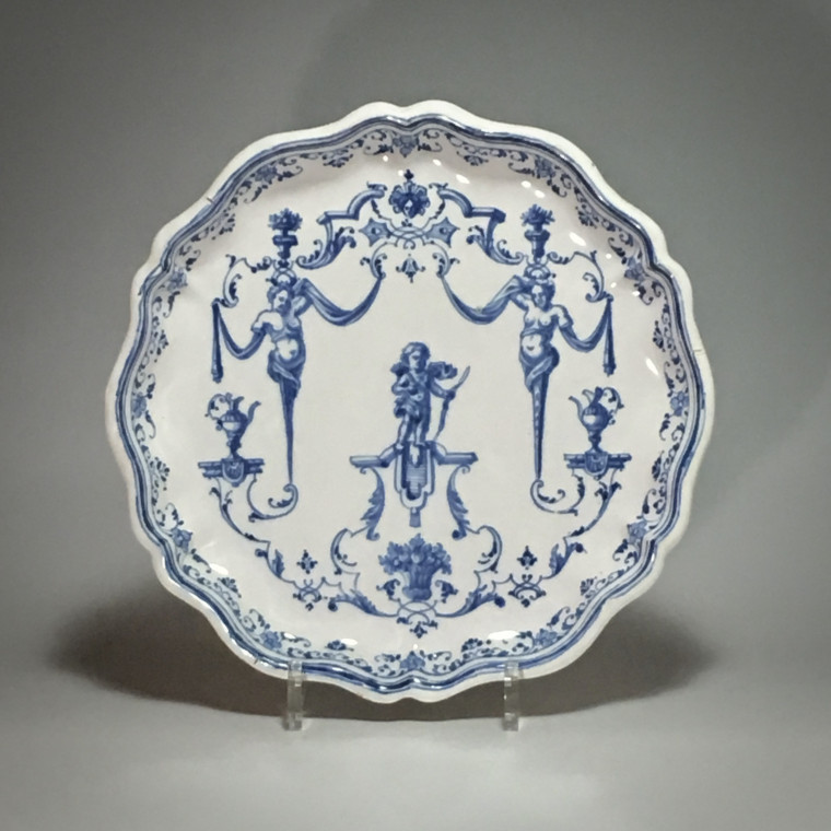 Lyon - Plat à décor Bérain - XVIIIe siècle