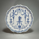 Lyon - Plat à décor Bérain - XVIIIe siècle