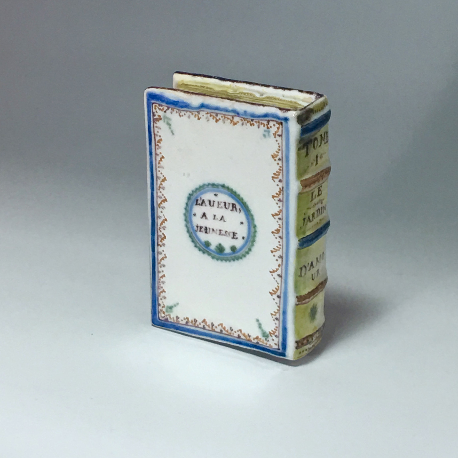 Roanne – Chaufferette en faïence en forme de livre – XVIIIe siècle