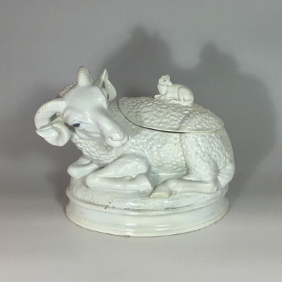 Alcora (Spain) Terrine depicting a ram - eighteenth century